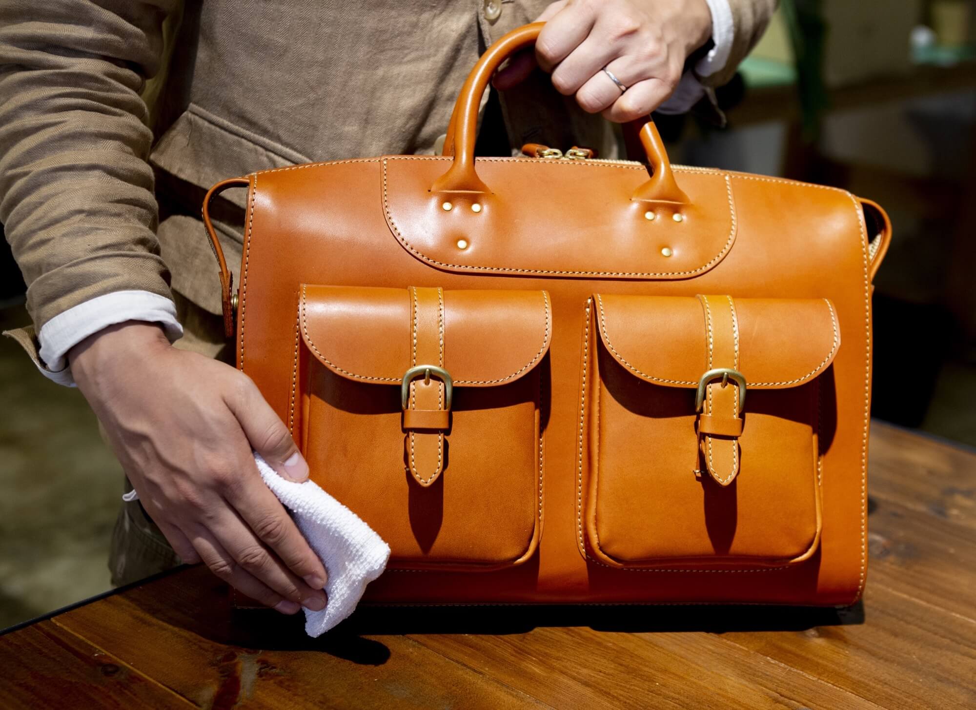本革バッグを布で乾拭き