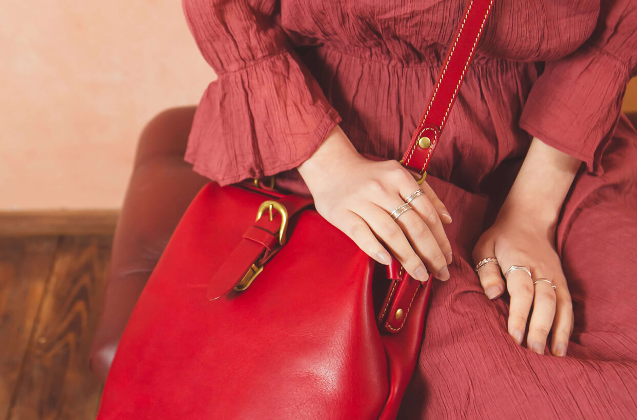 赤い本革ショルダーバッグ