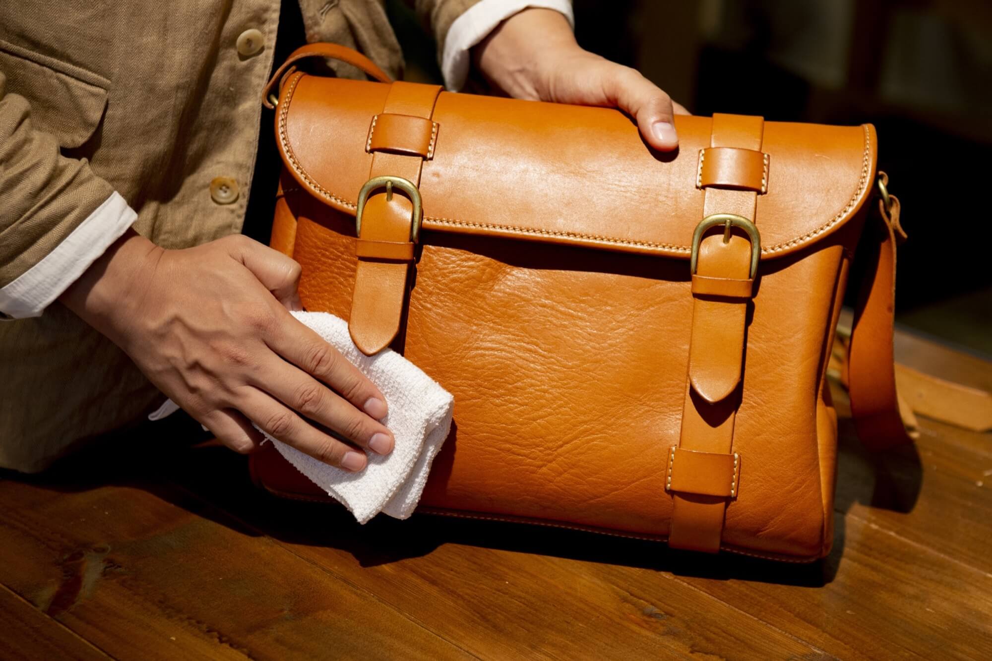 本革バッグを拭く