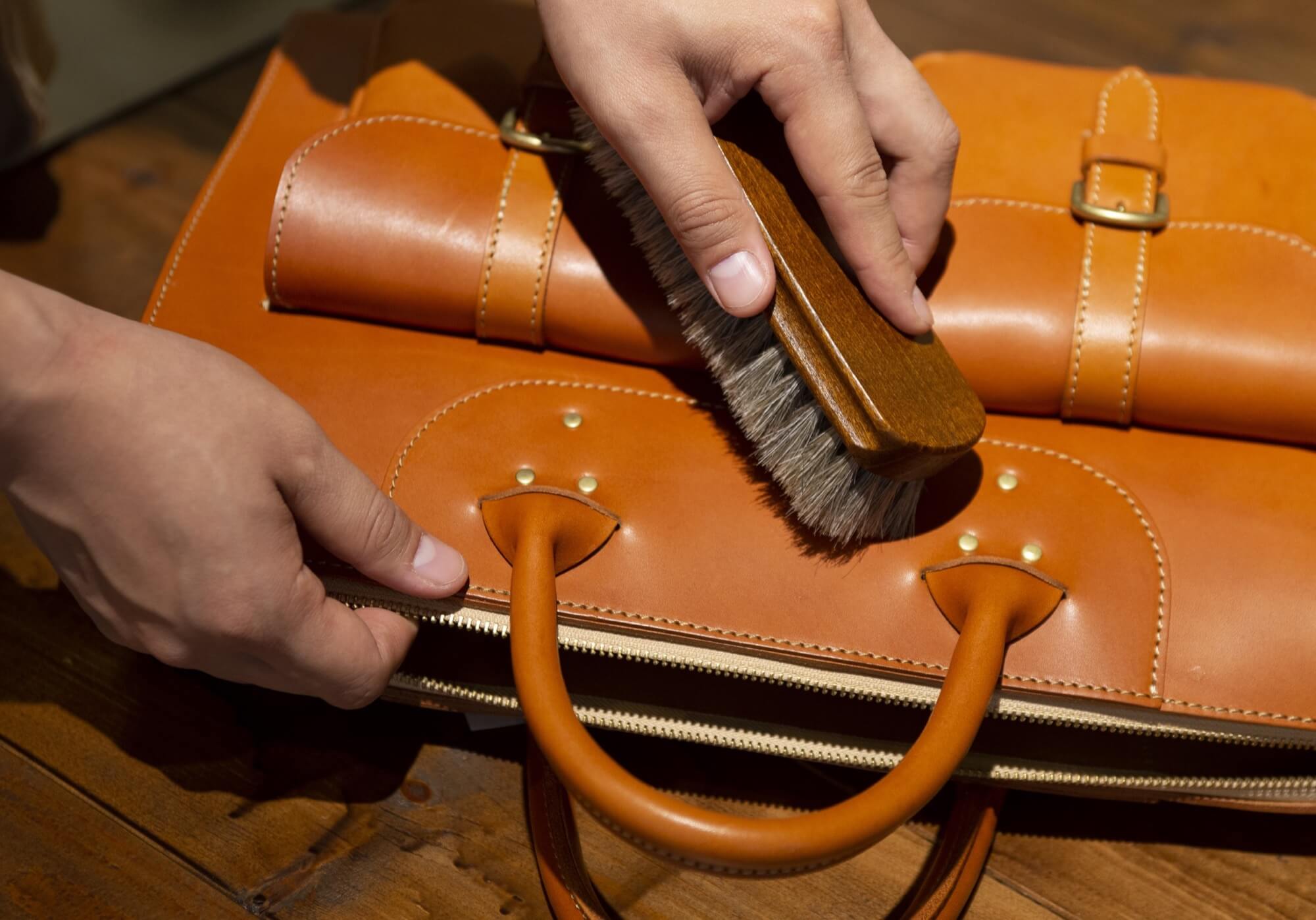 革用ブラシで汚れを落とす