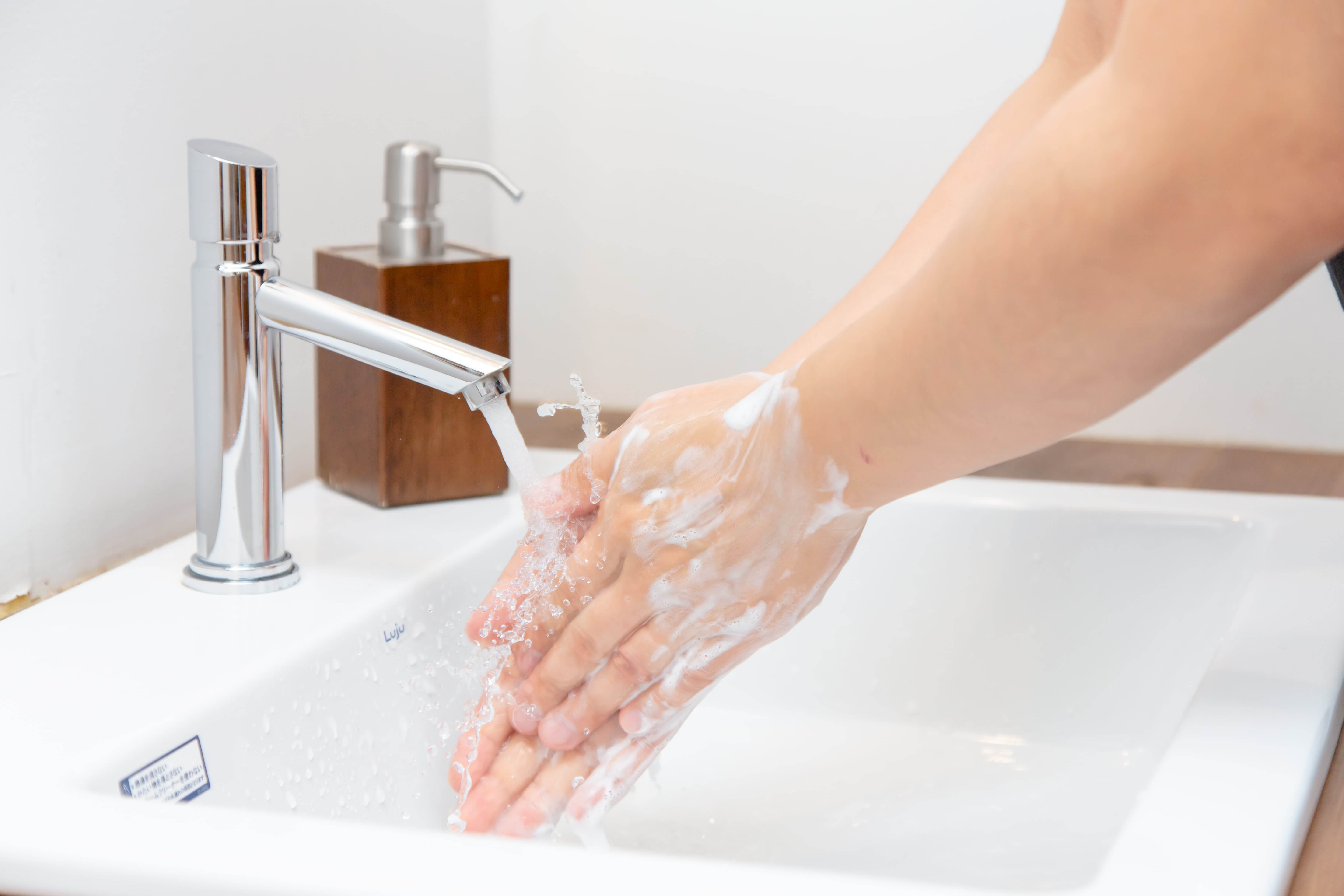 手を洗う