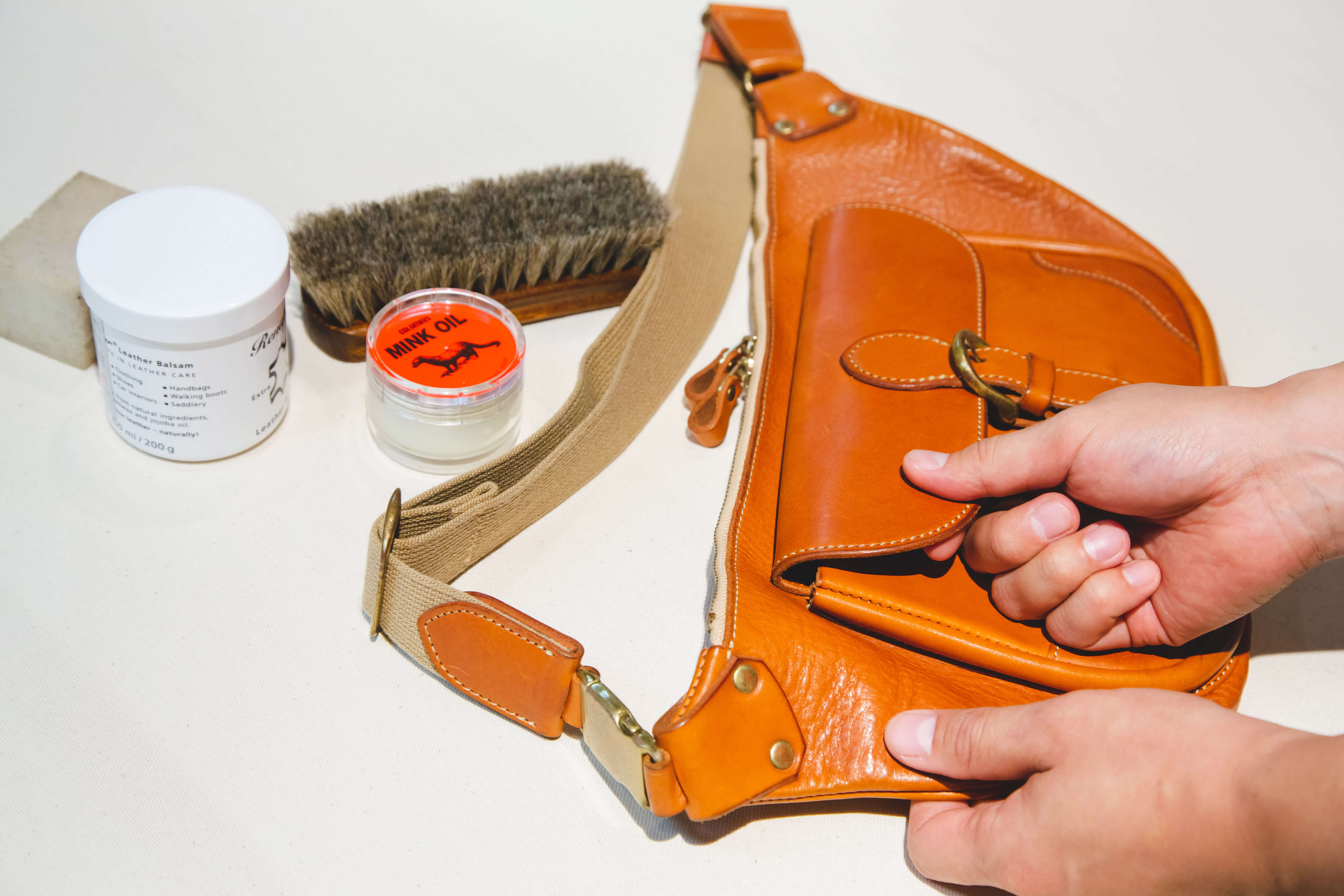 革製品にできた傷を揉みほぐす