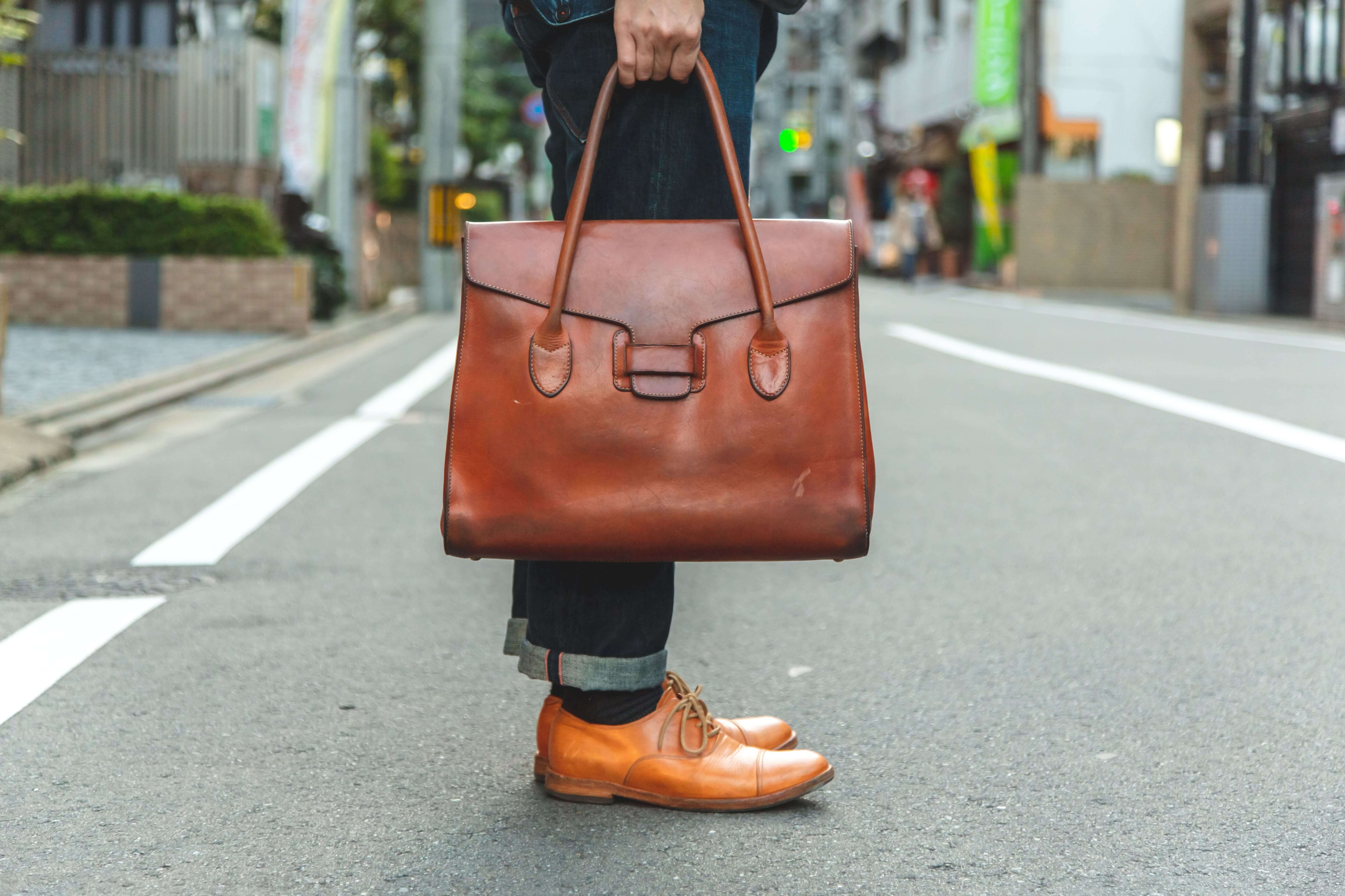 エイジングした革バッグ