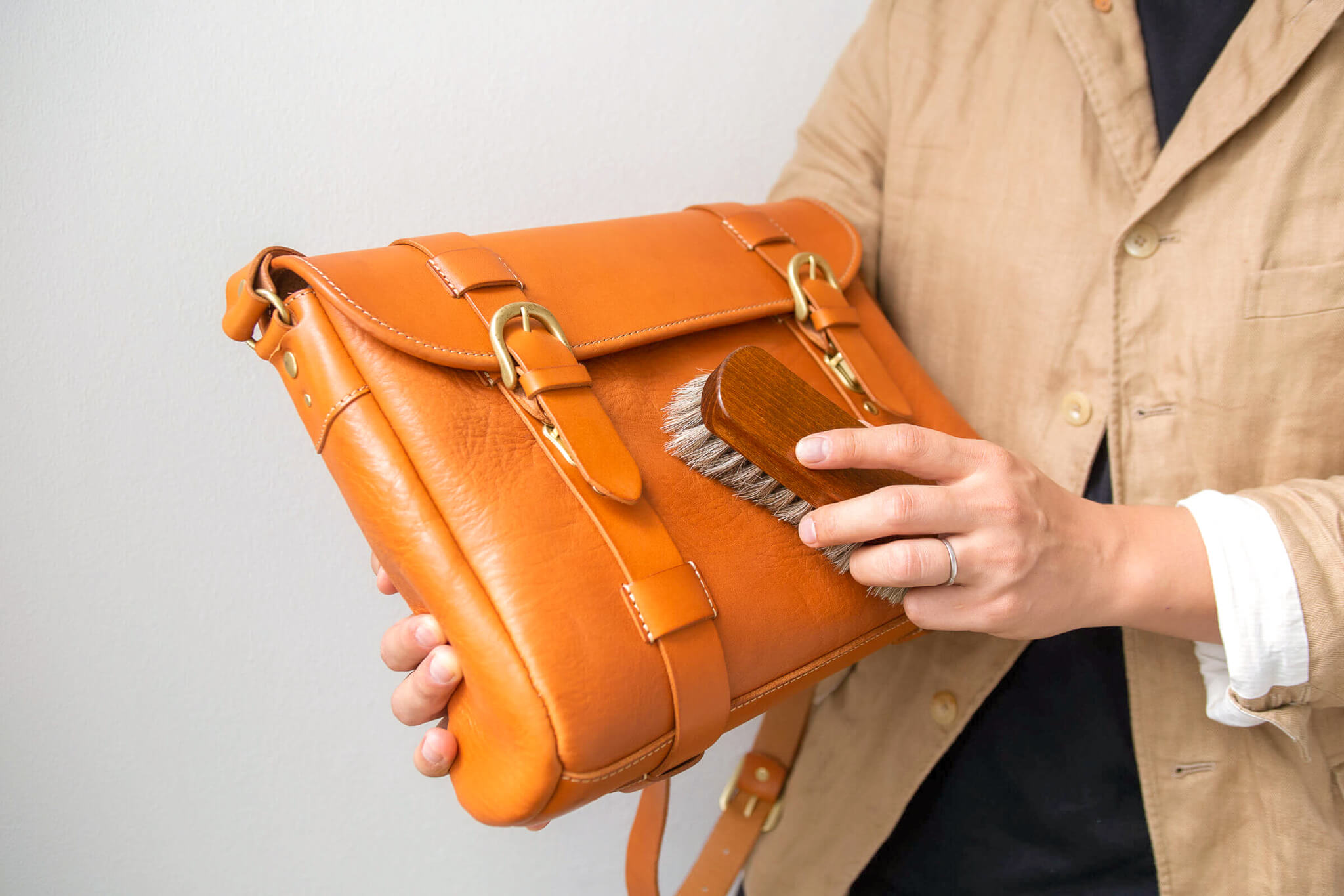 馬毛ブラシでブラッシング