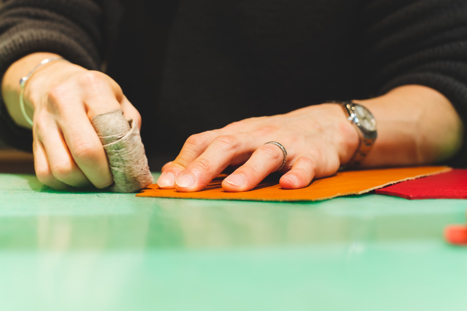 ヘリ漉き・コバ磨き・ネン引きの作業風景