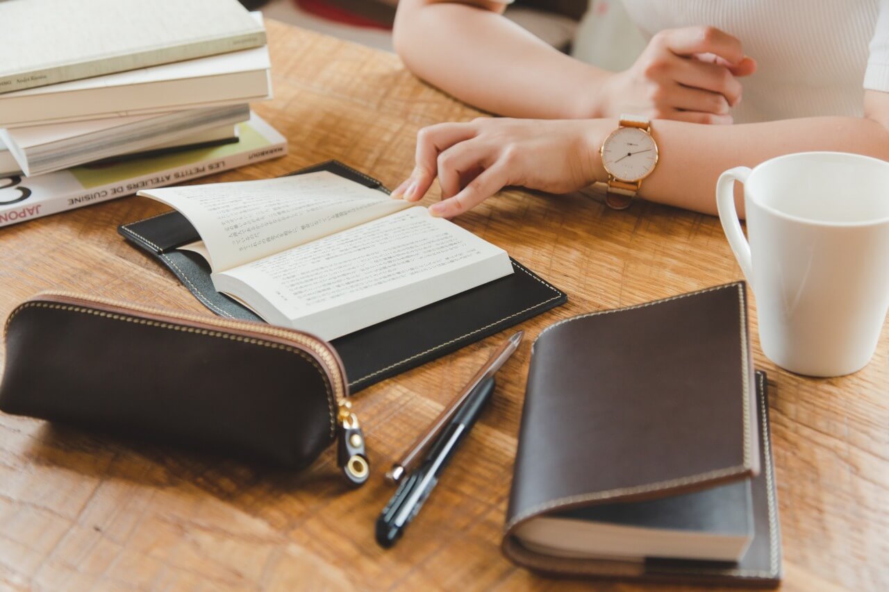 「読む・書く」にそっと寄り添う、とっておきの革アイテム
