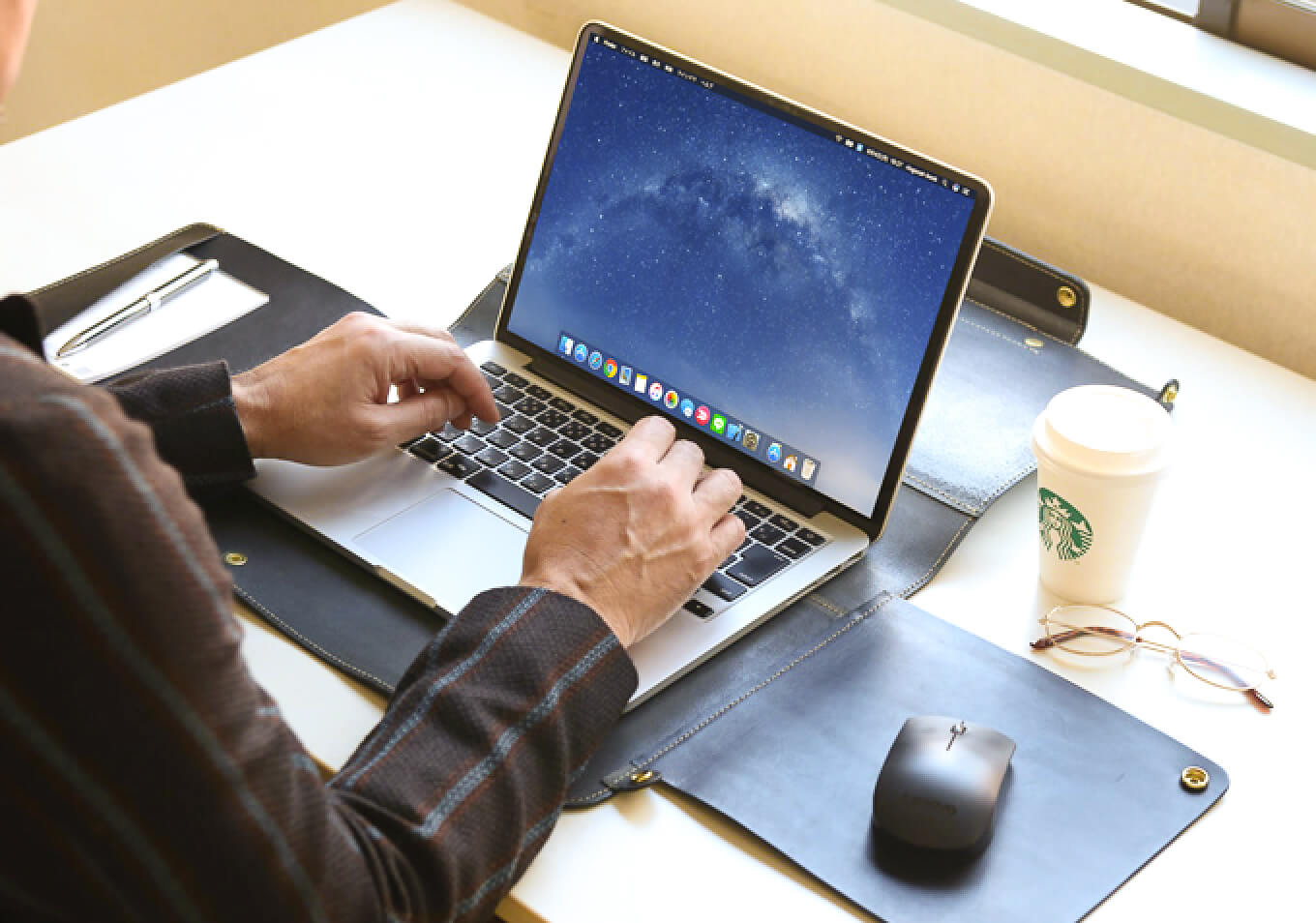 テレワークを充実させる、おすすめのレザーアイテム