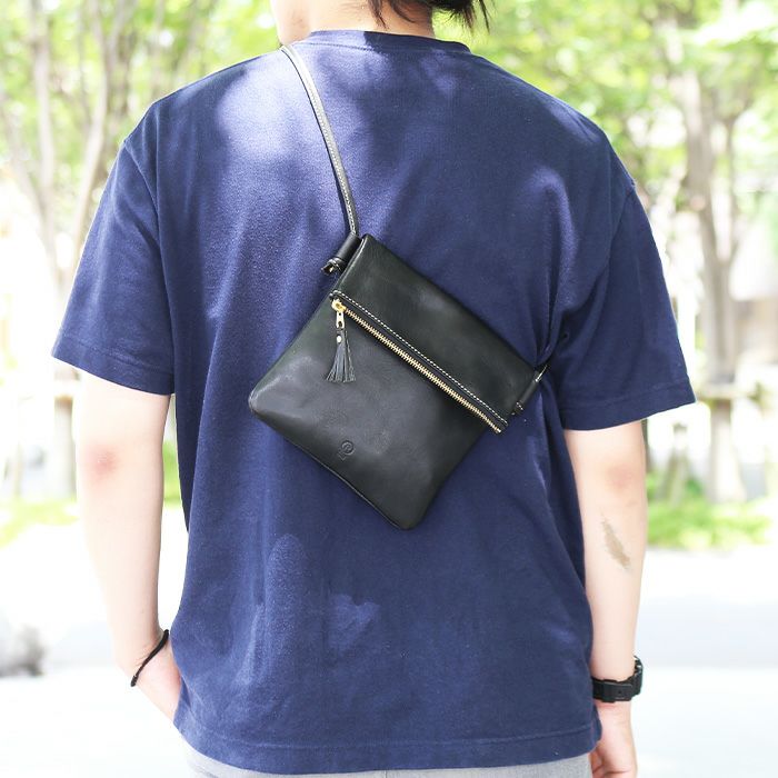 タッセルZIPサコッシュ｜PORCO ROSSO