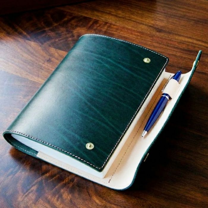 公式サイト・薬院本店限定/ルガトショルダー／フラップ手帳カバーM