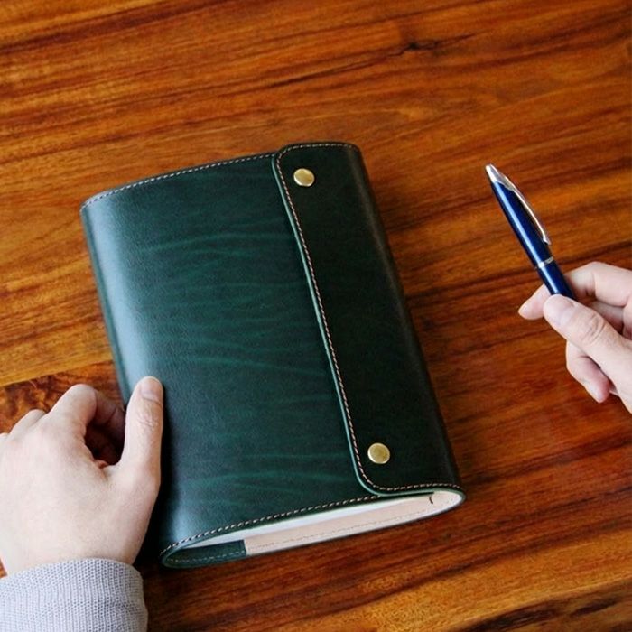 公式サイト・薬院本店限定/ルガトショルダー／フラップ手帳カバーM